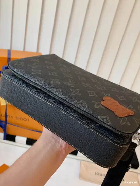 VUITTON LOUIS TRIO MESSENGER 0323